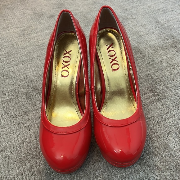 Xoxo bright red stiletto heels.  5 inch platform heels.  Size 6 - Picture 6 of 7